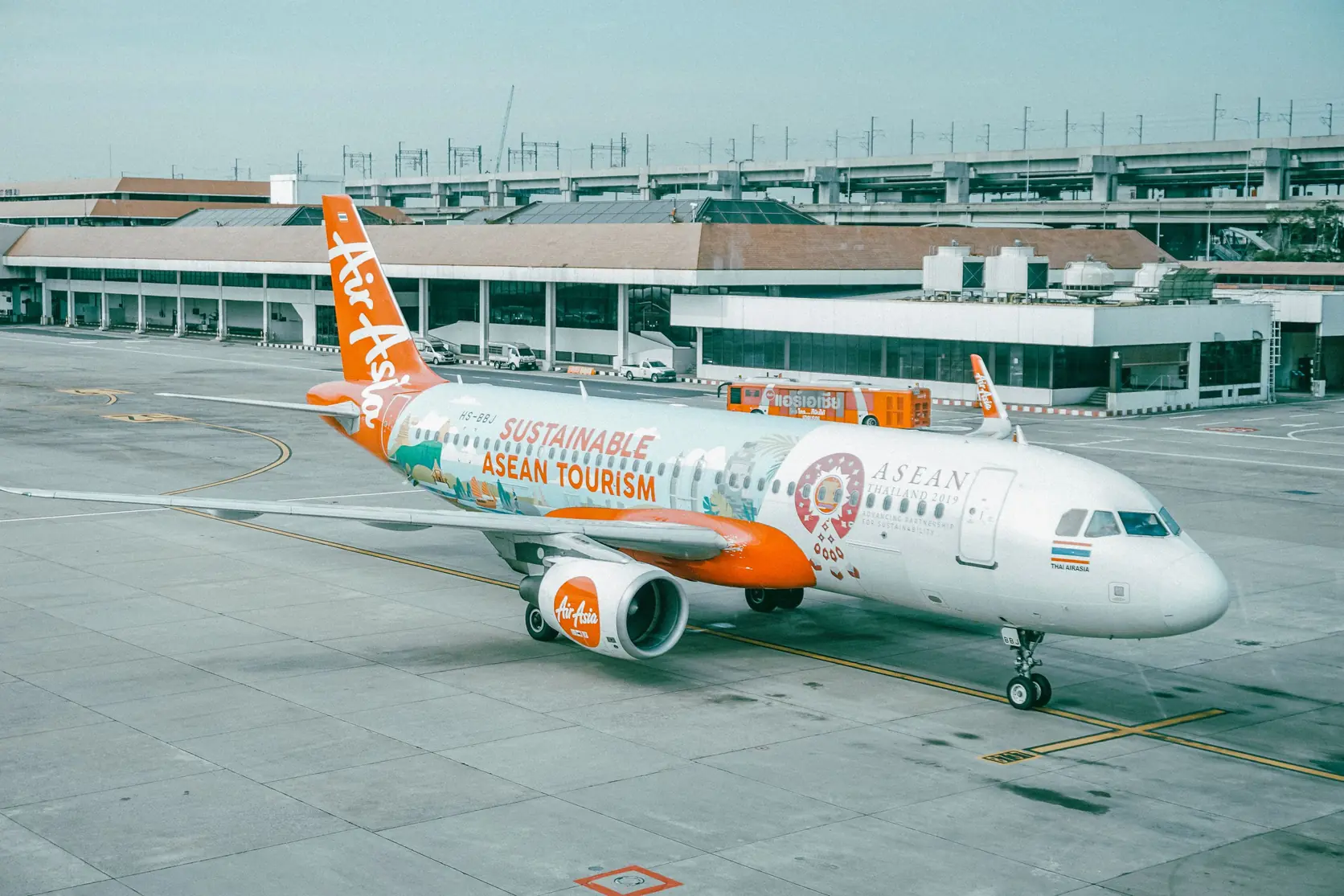Ein AirAsia-Flugzeug auf dem Vorfeld eines Flughafens