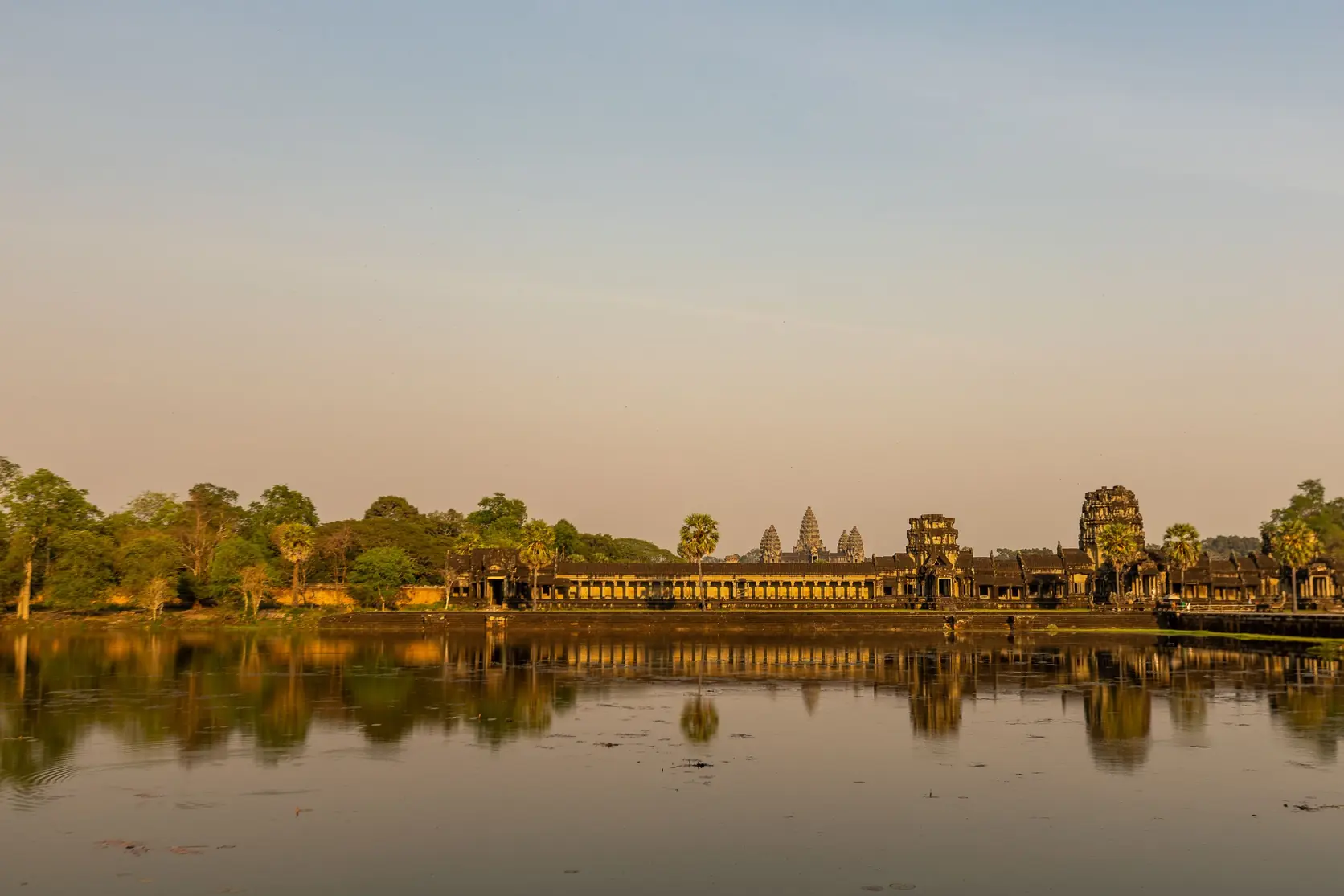 Angkor Wat spiegelt sich bei Sonnenaufgang in einem Teich bei Siem Reap
