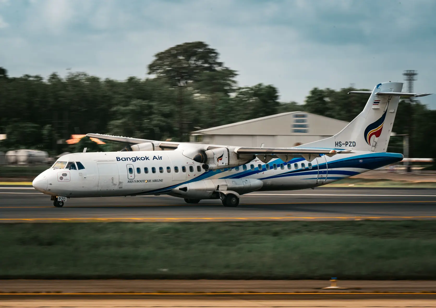 Un turbohélice de Bangkok Airways acelera en la pista