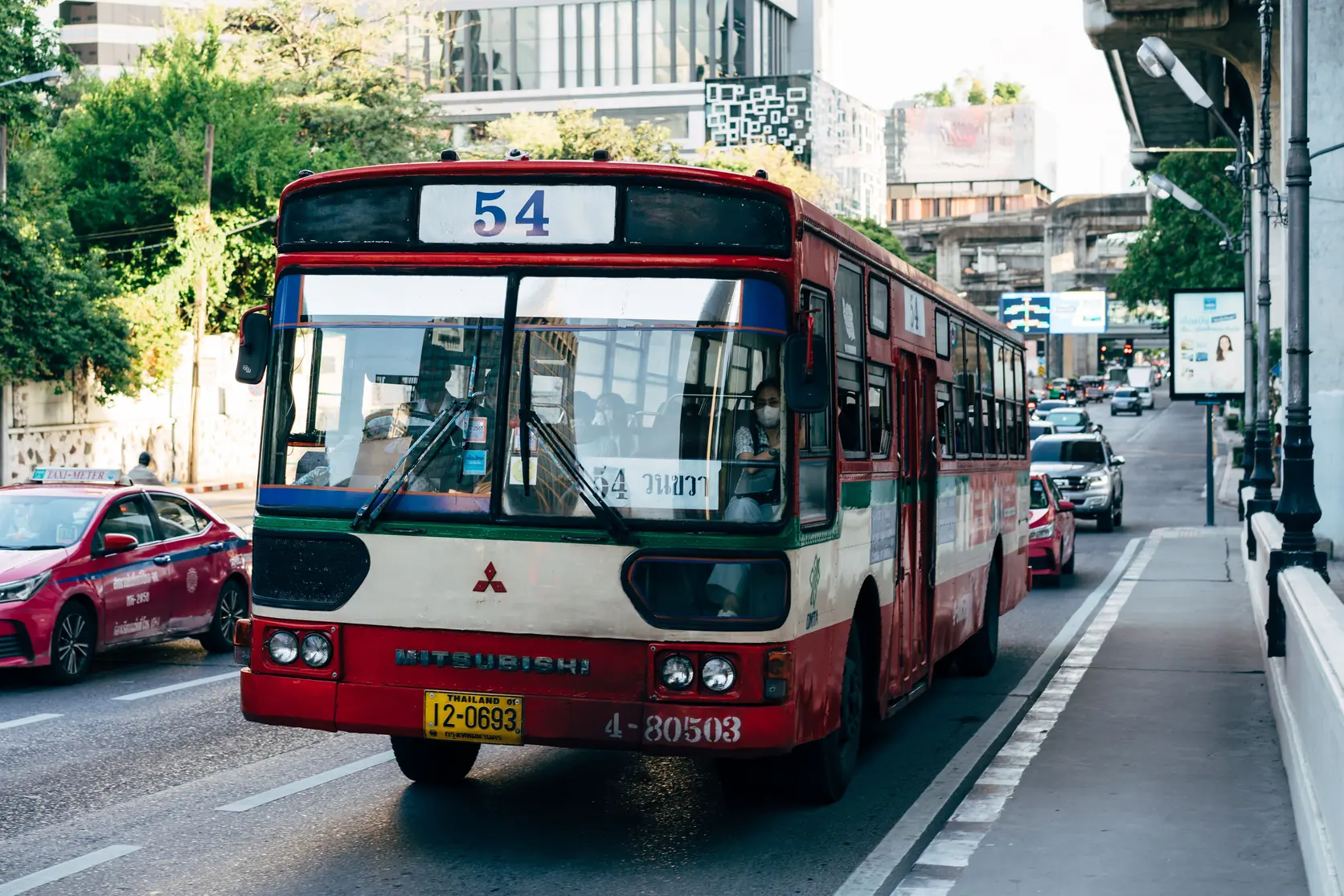 バンコクの道路を走る赤と白の路線バス