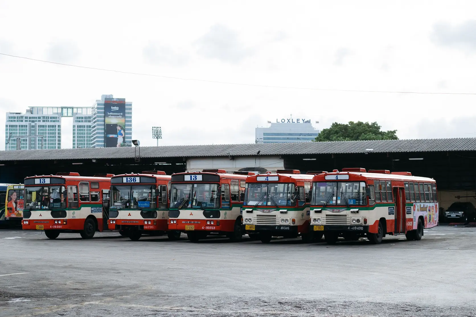 Autobuses urbanos estacionados en una terminal de Bangkok