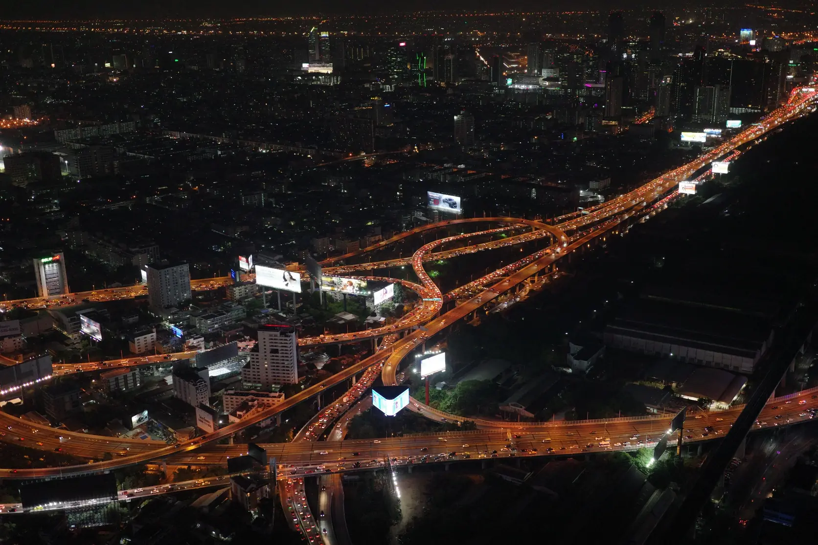 從高處俯瞰夜晚燈火通明的曼谷高速公路