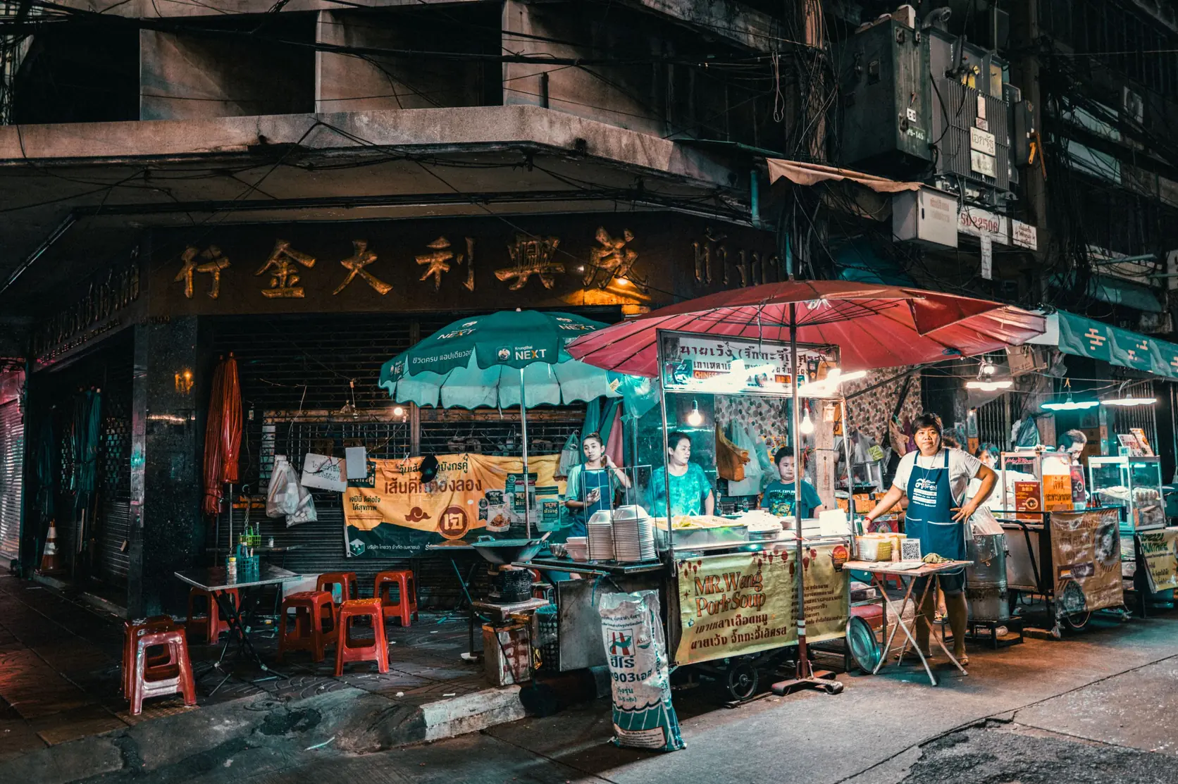 Garküchen an einer Straßenecke in Bangkok am Abend