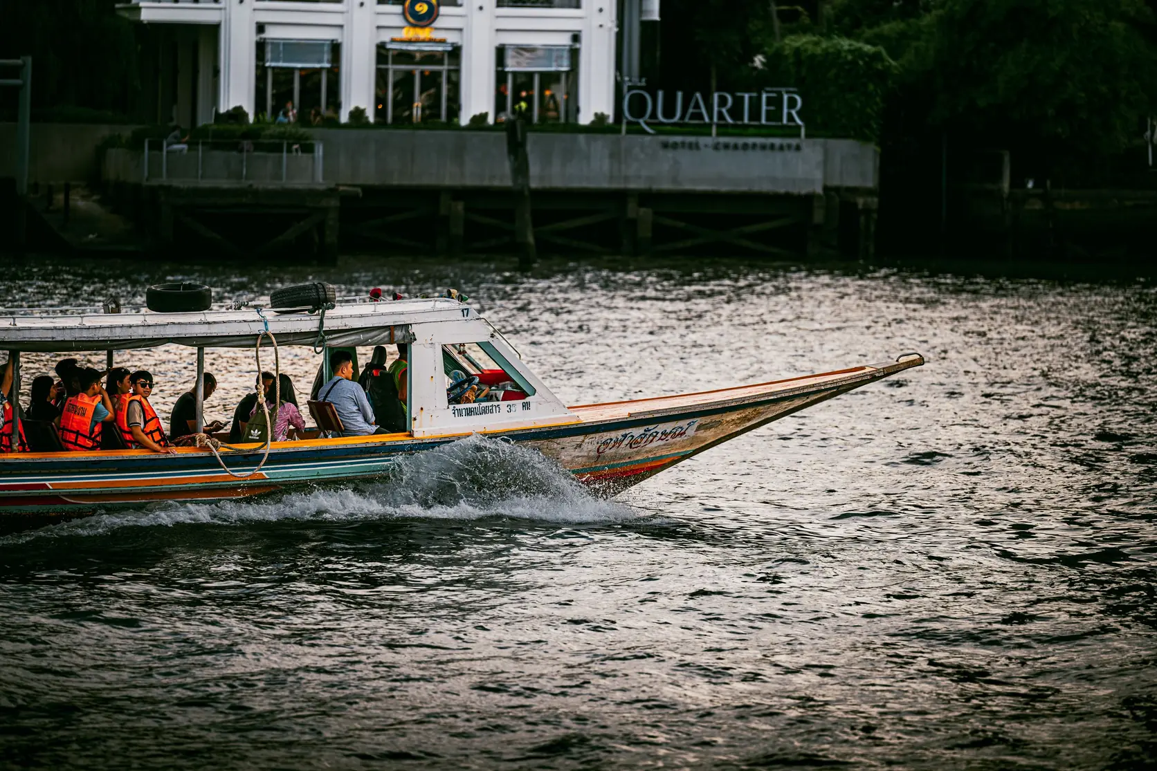 Une barque à longue queue transportant des passagers sur le Chao Phraya