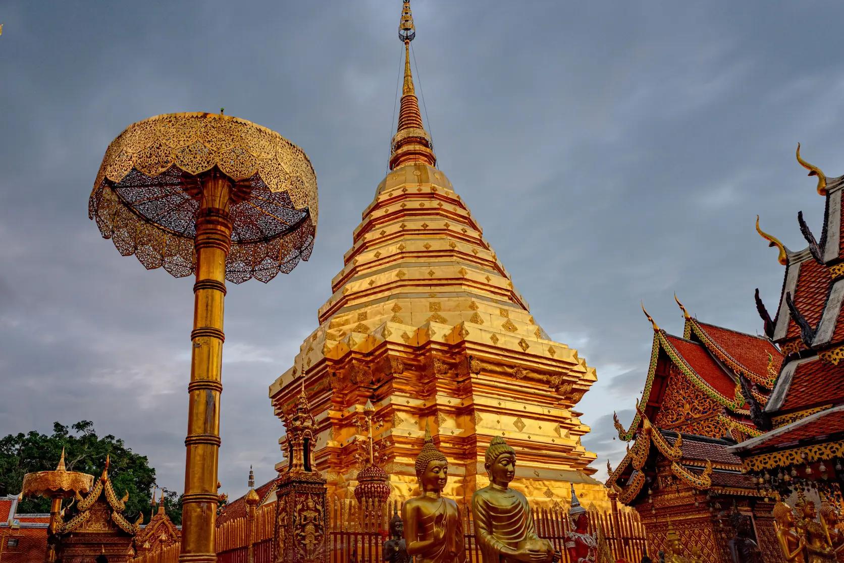 Der goldene Chedi des Wat Phra That Doi Suthep oberhalb von Chiang Mai