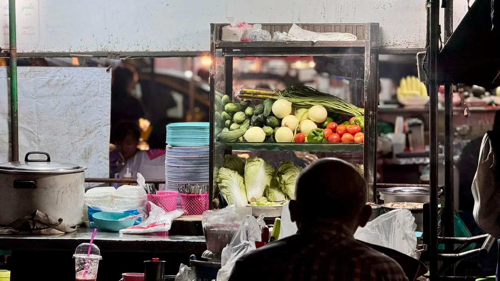 Ein Essensstand auf einem Nachtmarkt in Chiang Mai