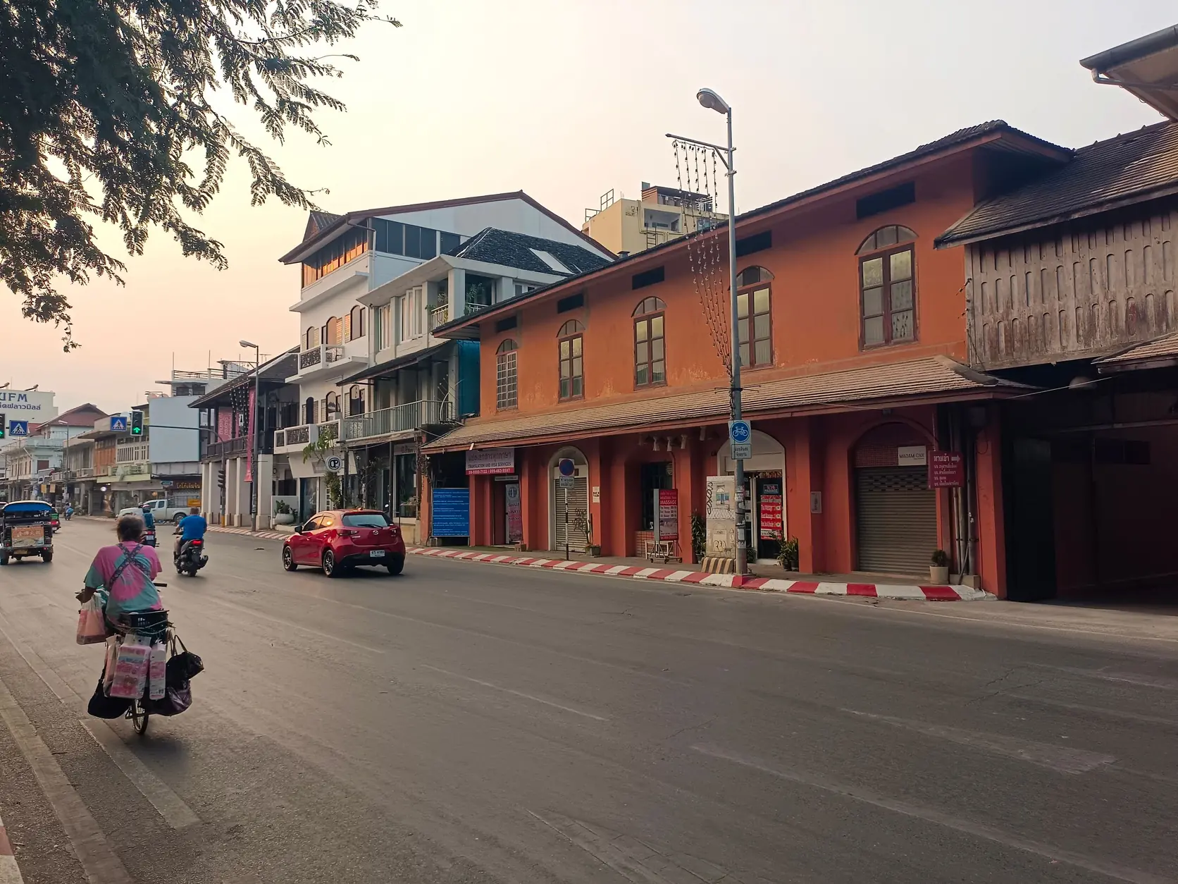 Eine Straße mit alten Ladenhäusern in Chiang Mai am Morgen