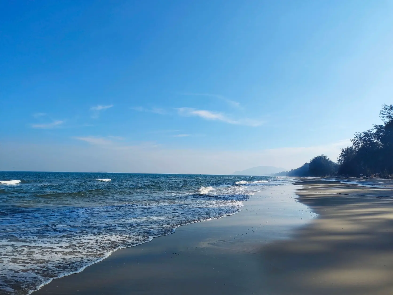 Waves on the long sandy beach at Hua Hin