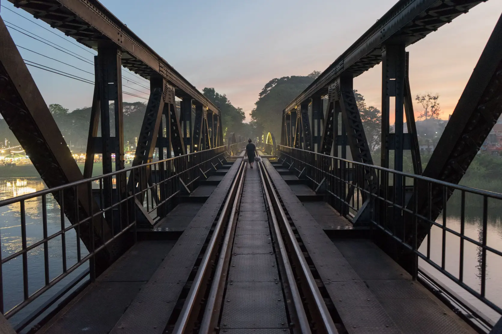 Blick entlang der Schienen der Brücke am Kwai in der Dämmerung