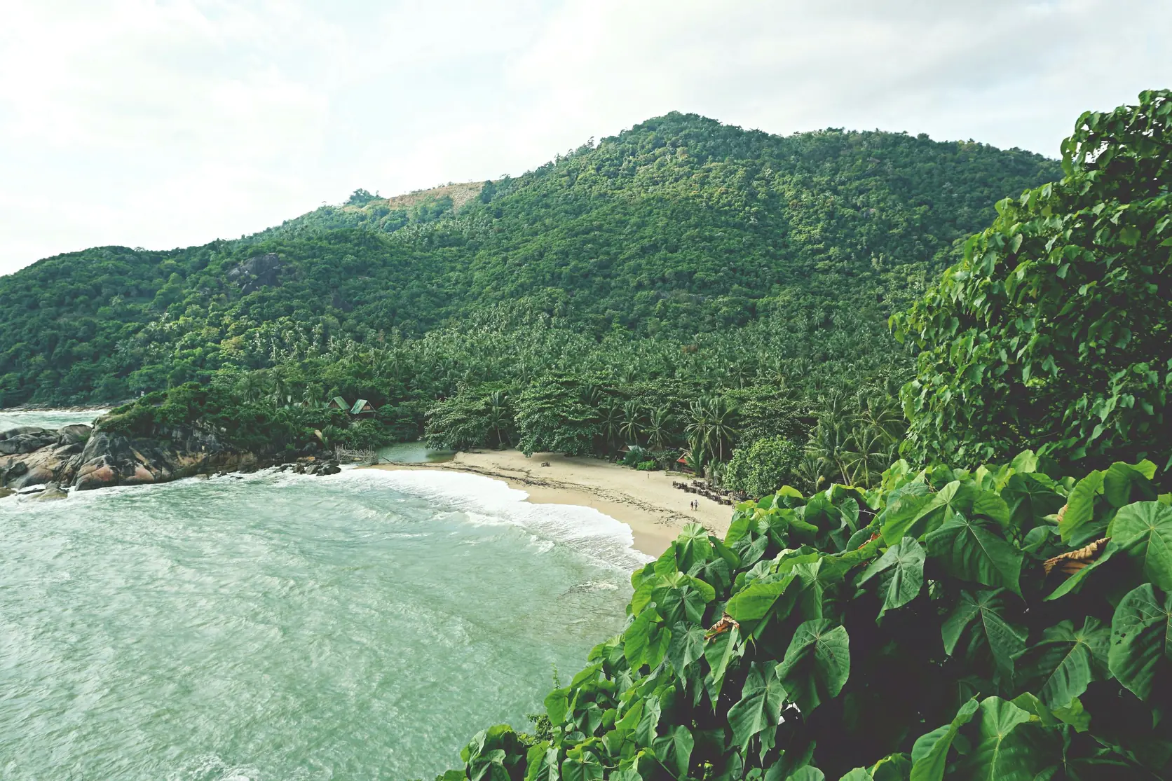Eine ruhige Bucht zwischen grünen Hügeln auf Koh Phangan