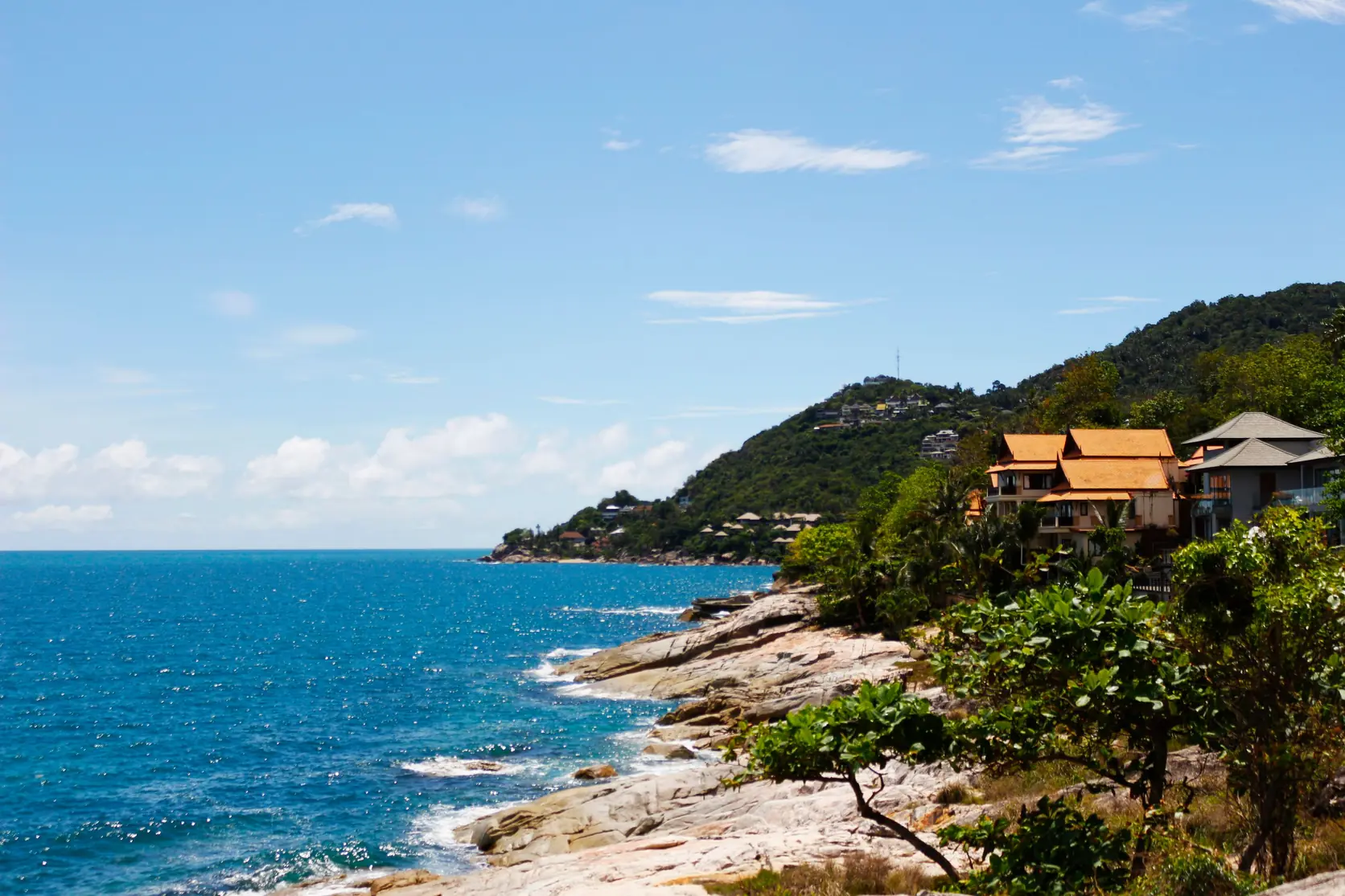 Felsige Küste und blaues Meer auf Koh Samui