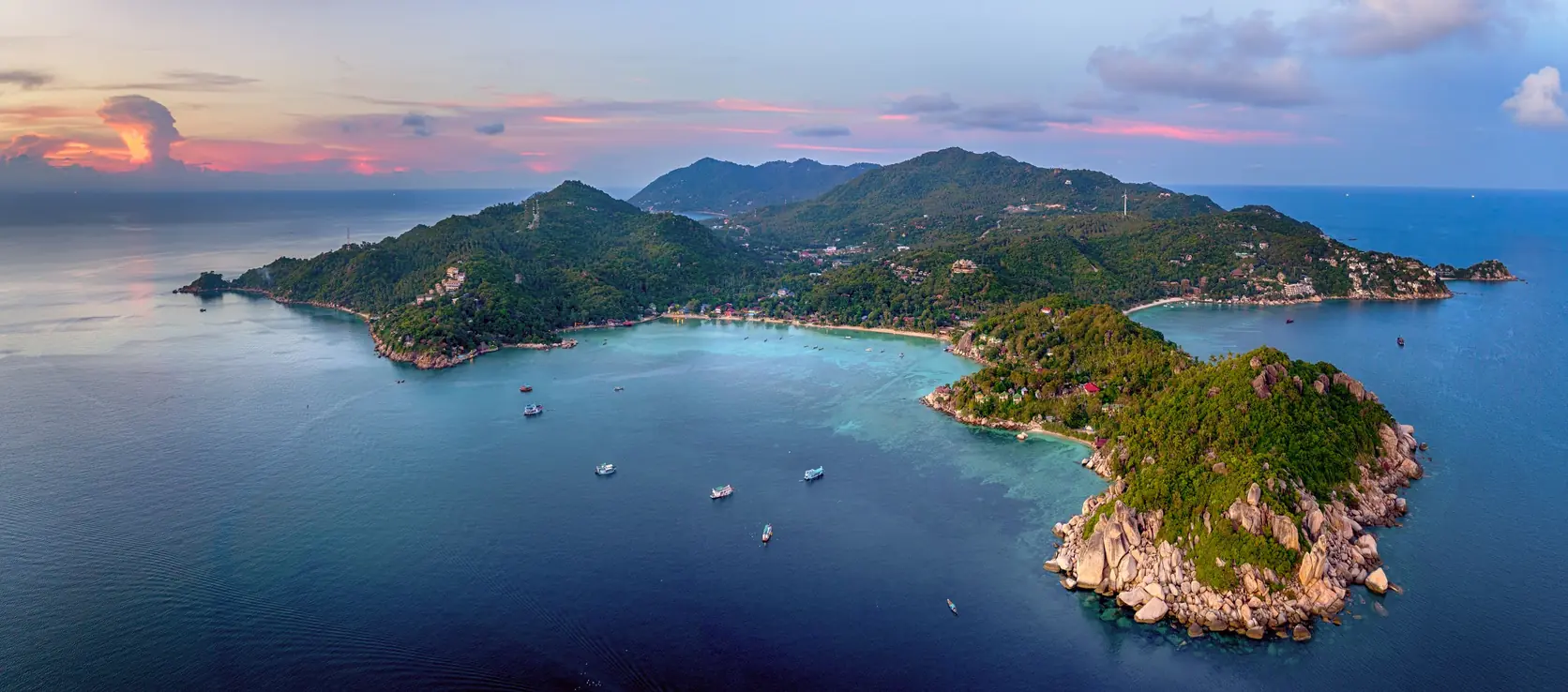 Koh Tao aus der Luft bei Sonnenuntergang