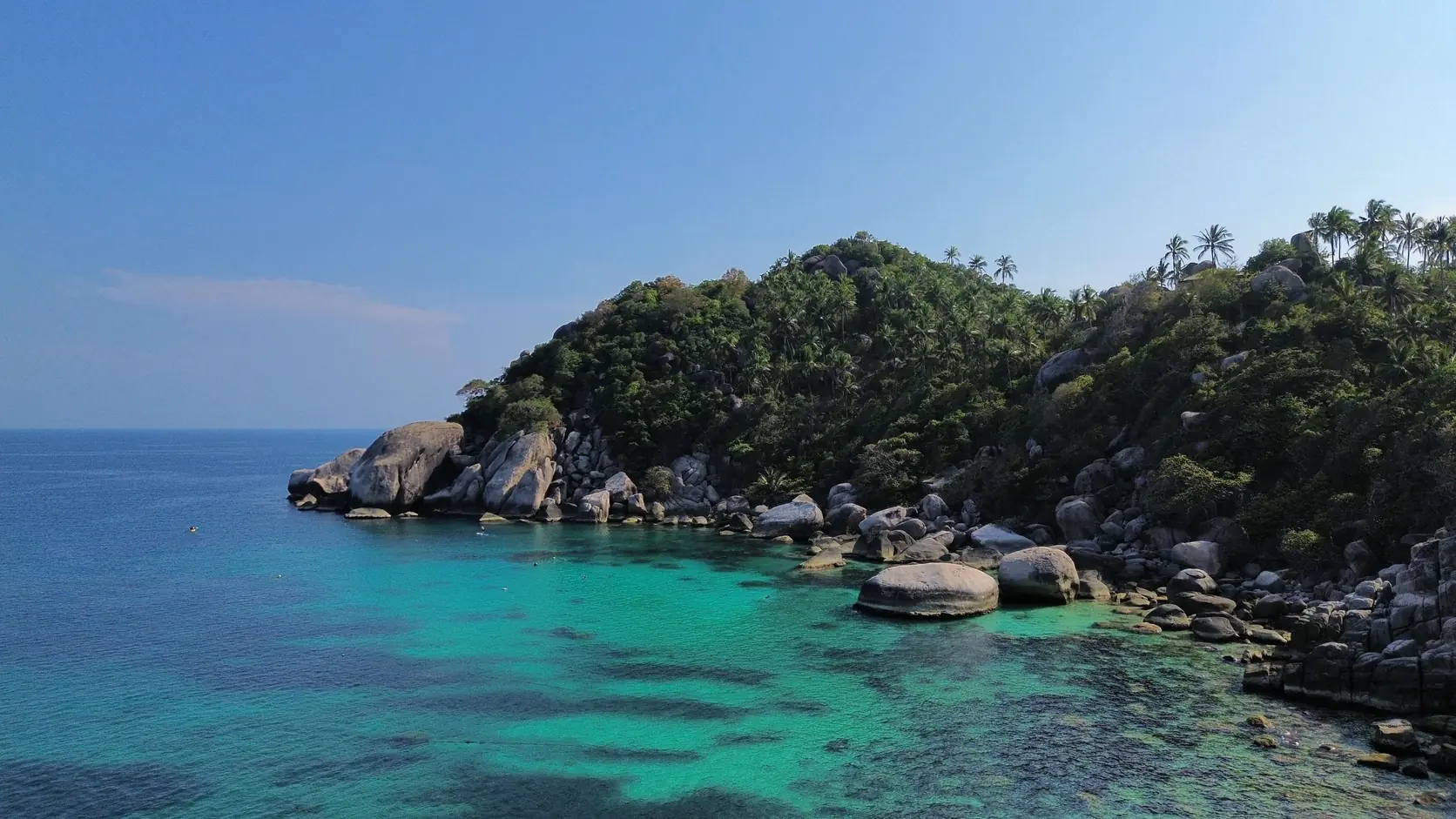 タオ島シャークベイの澄んだ海と花崗岩の岩