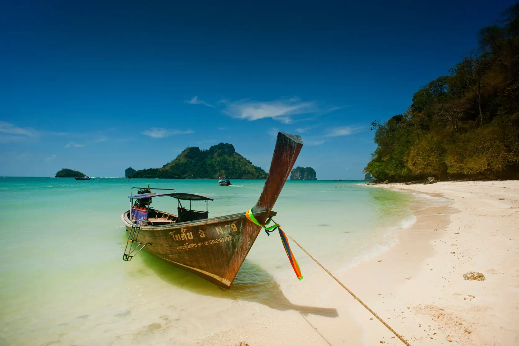 Ein Longtailboot am Strand von Ao Nang in Krabi