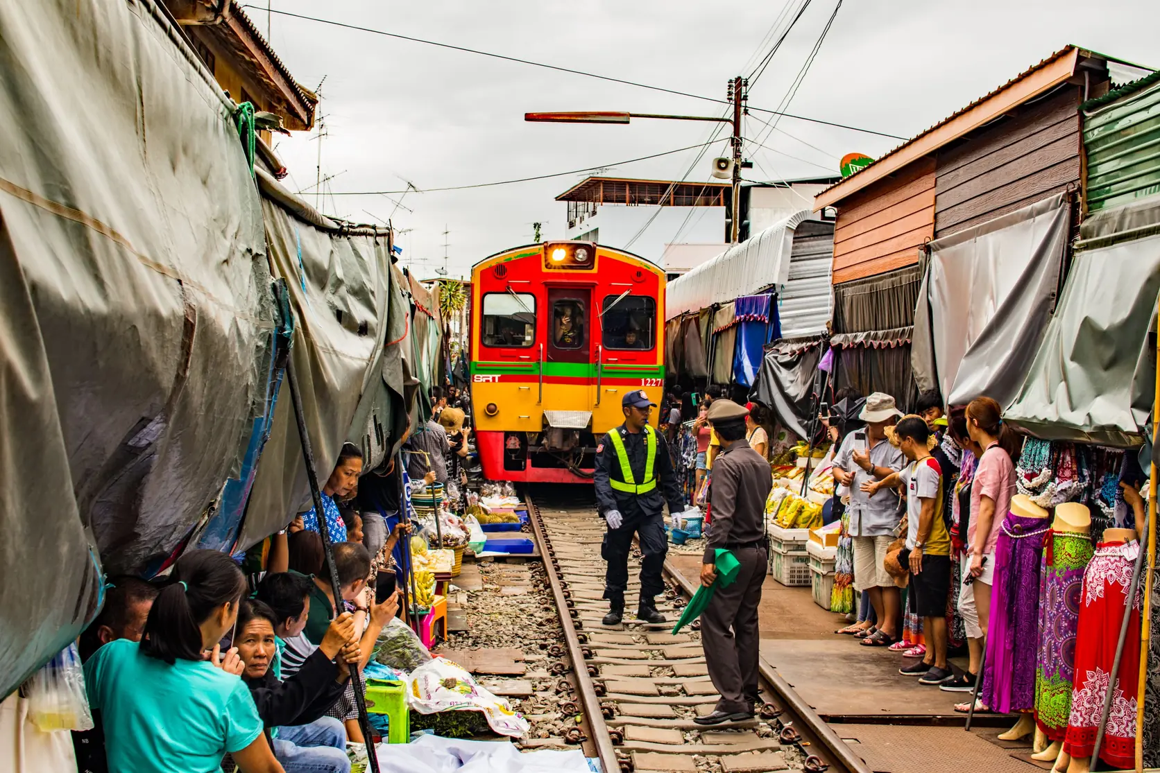 Ein Zug fährt durch den Maeklong-Eisenbahnmarkt