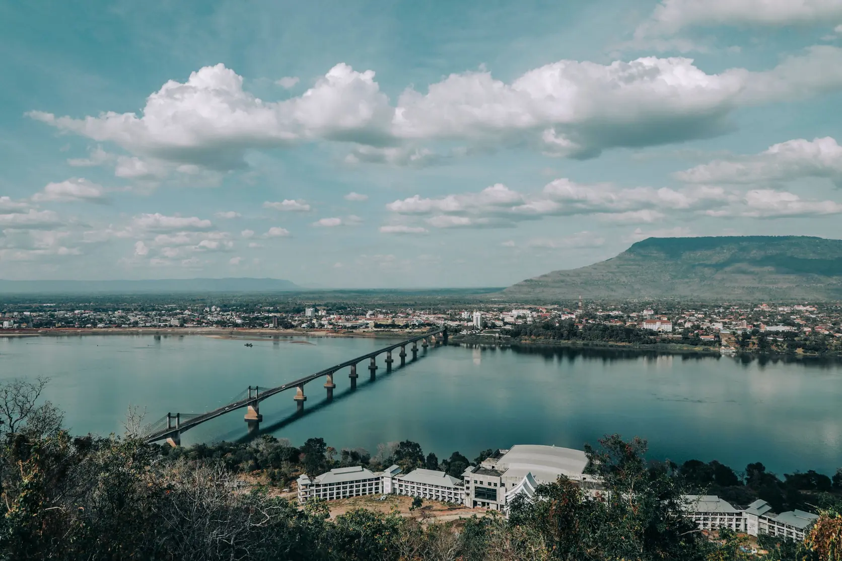 Eine lange Brücke über den Mekong in Laos