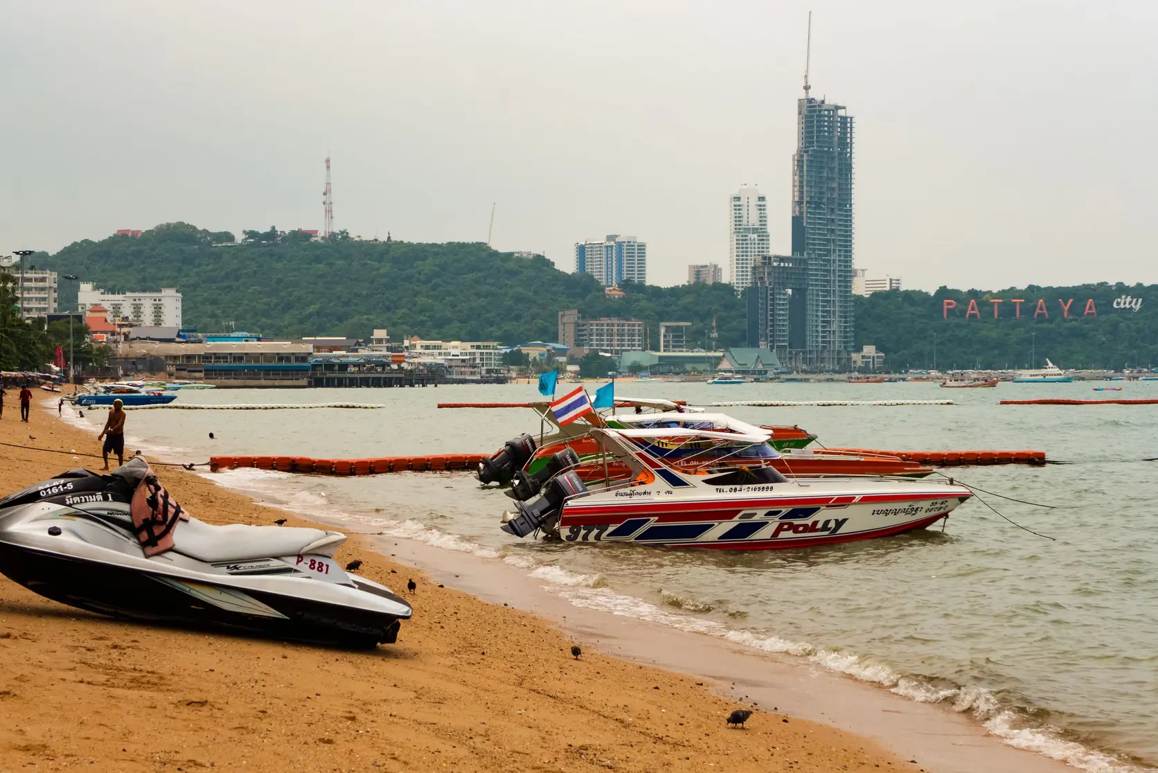 Boote am Strand von Pattaya vor der Stadtkulisse
