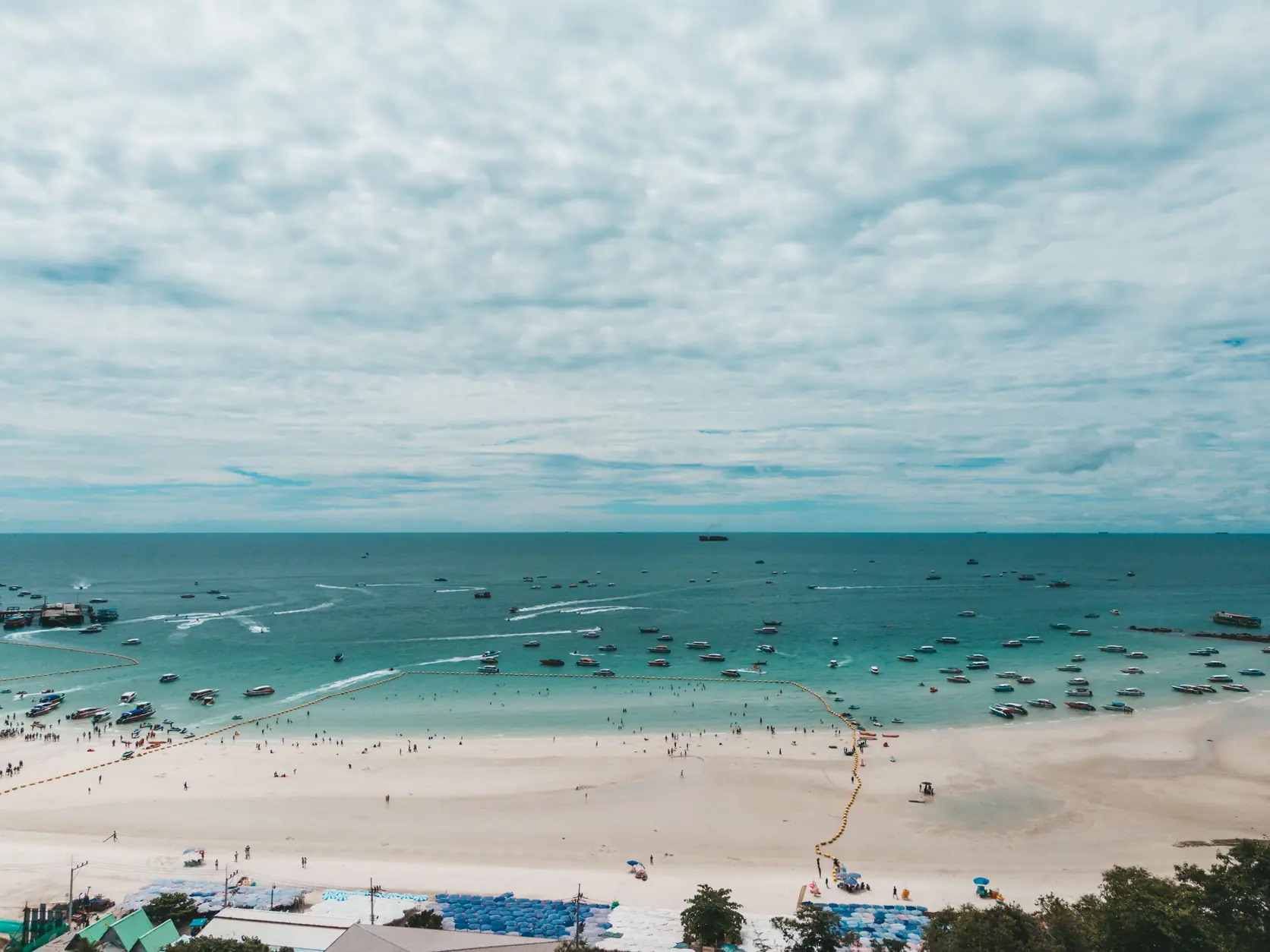 Pattaya Beach und Boote an der Küste