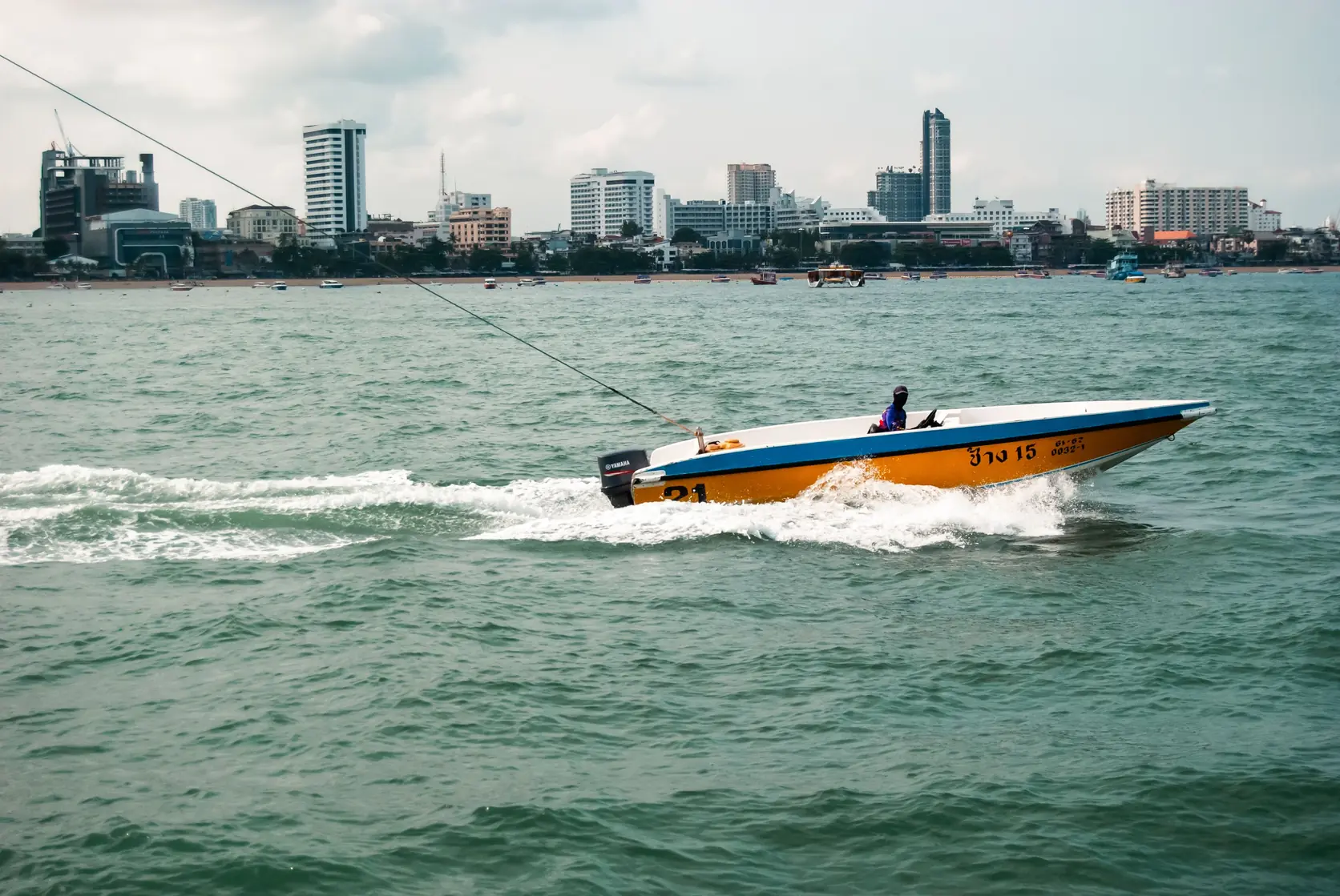 Ein Schnellboot in der Bucht von Pattaya vor der Stadt