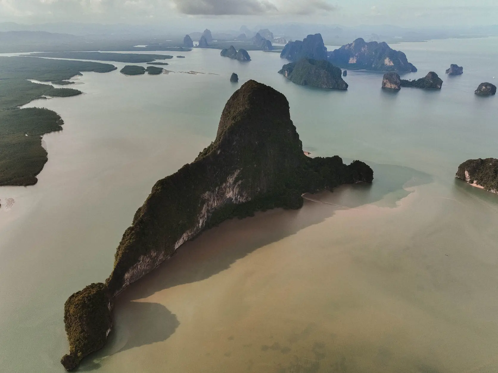 Kalksteininseln in der Bucht von Phang Nga von oben