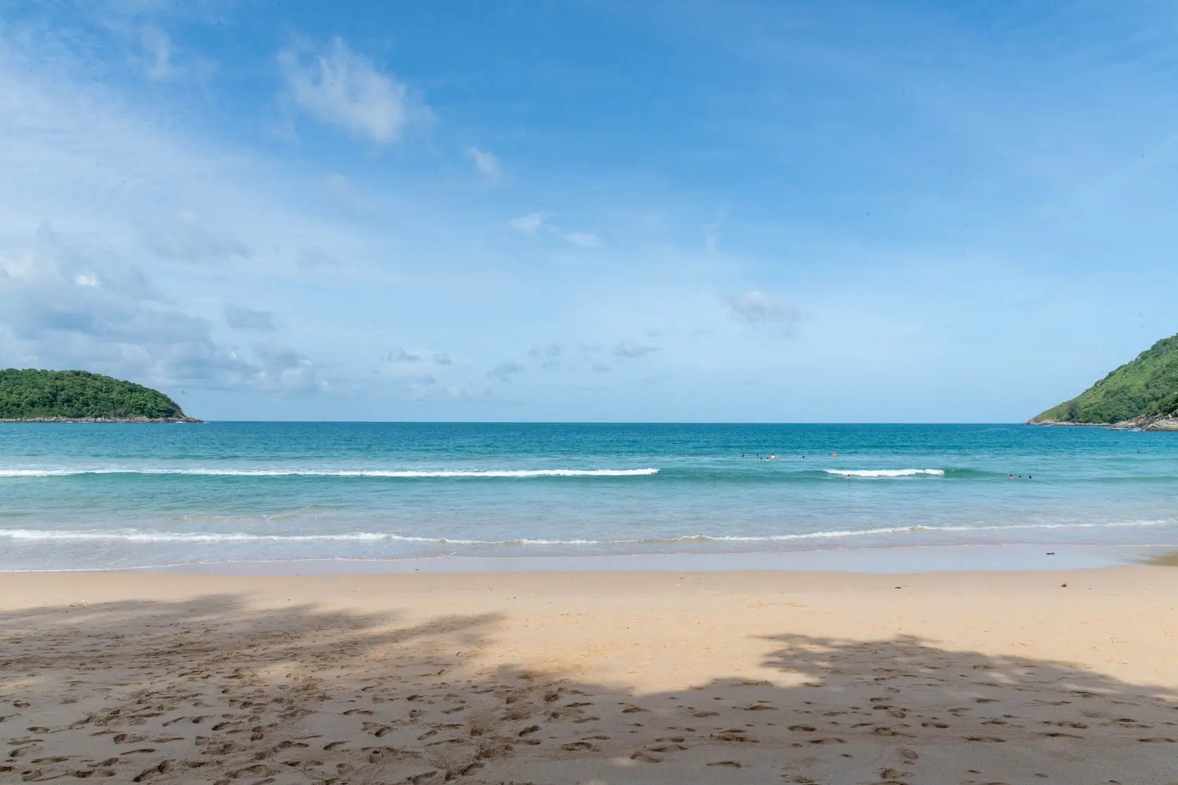 Nai Harn Beach und blaues Meer auf Phuket