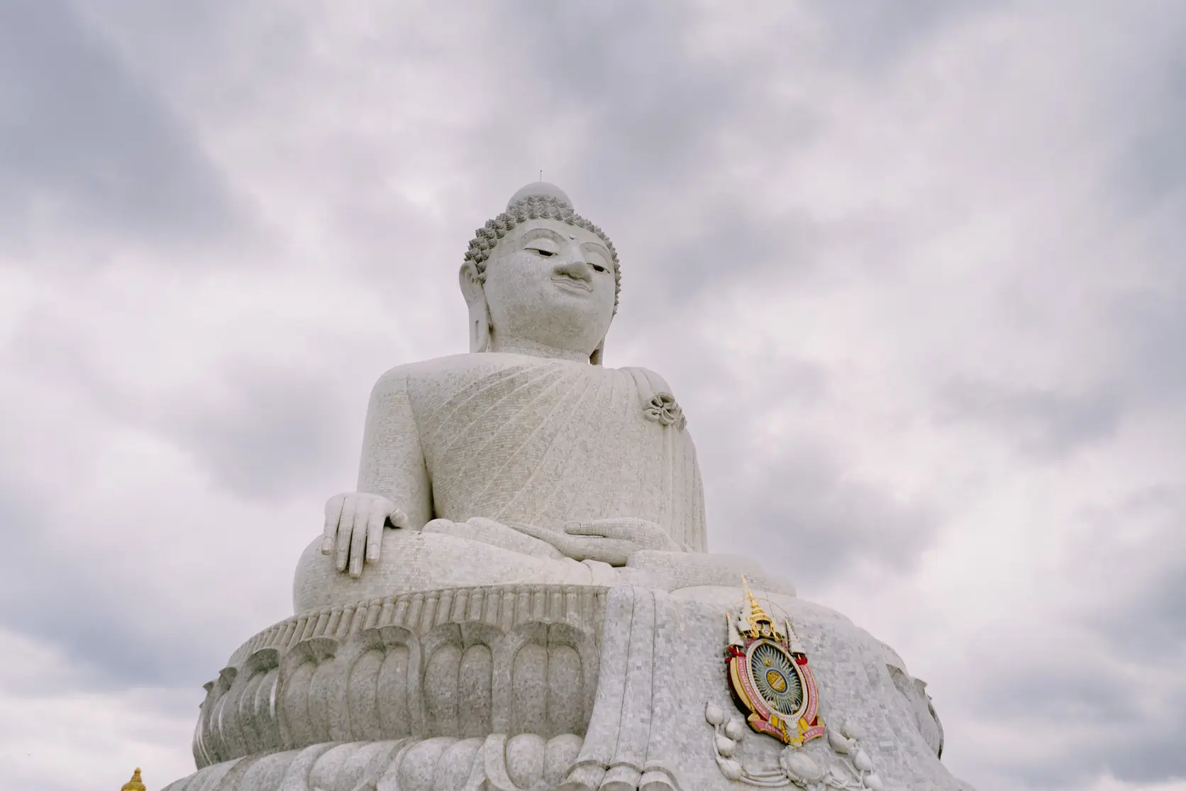 La statue du Grand Bouddha sur la colline de Nakkerd, à Phuket