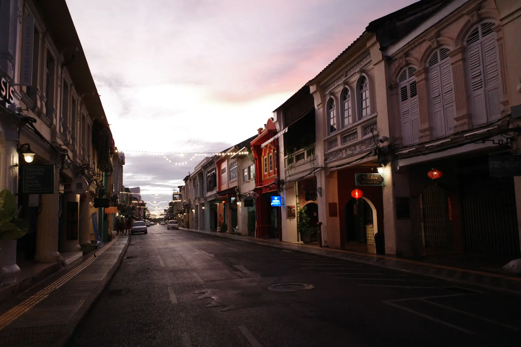 Des façades colorées dans une rue de Phuket Town au crépuscule