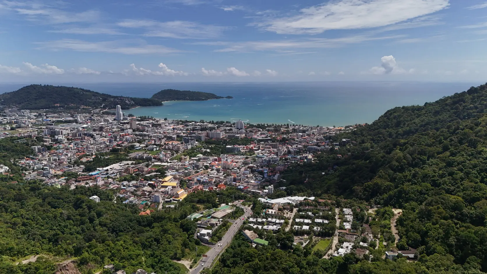 Patong und seine Bucht auf Phuket von oben