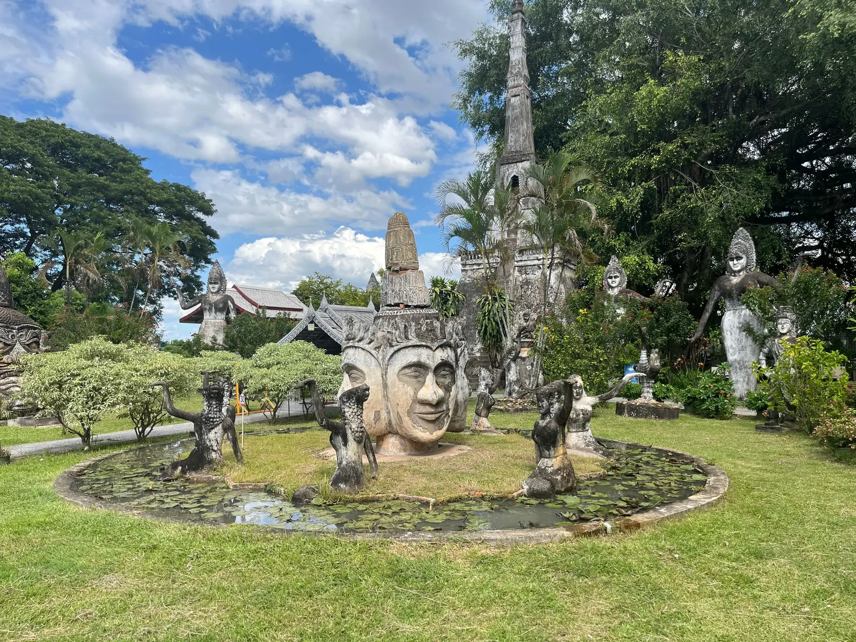 彫刻公園に並ぶ仏教のコンクリート像