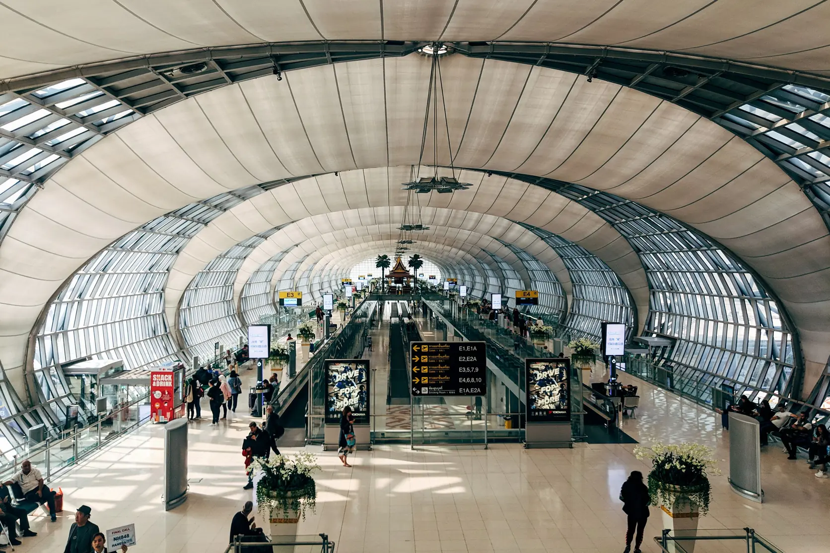 從高處俯瞰素萬那普機場大廳的旅客