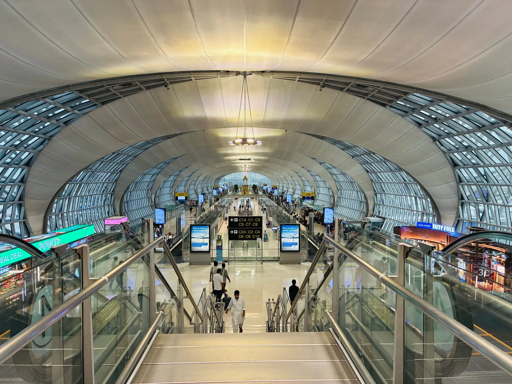 Das gewölbte Glasdach und Rolltreppen im Flughafen Suvarnabhumi