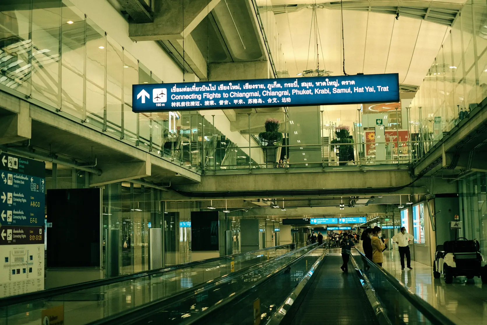 スワンナプーム空港内の動く歩道と案内標識